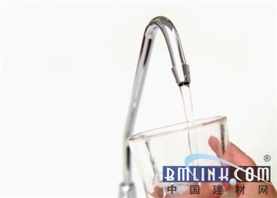 2018凈水器市場(chǎng)風(fēng)向標(biāo)：產(chǎn)品向上 渠道向下