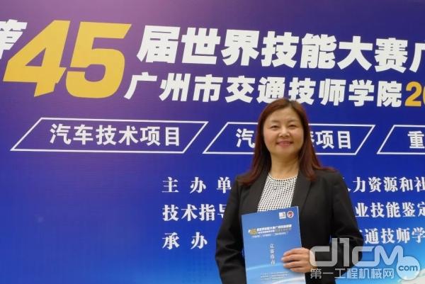 卡特彼勒分銷(xiāo)事業(yè)部華南、華北及韓國(guó)區(qū)總經(jīng)理張文女士于比賽現(xiàn)場(chǎng)