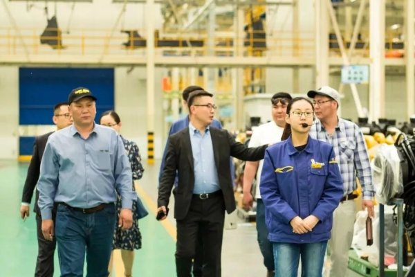 客戶參觀徐工大噸位裝載機(jī)制造基地，感受大國智造