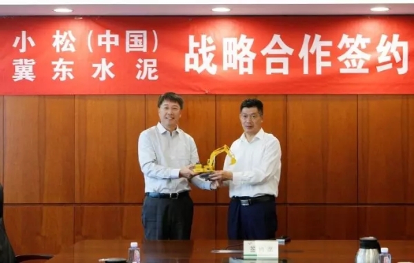 張全旺總經(jīng)理代表小松(中國)向 金隅冀東水泥贈(zèng)送小松模型