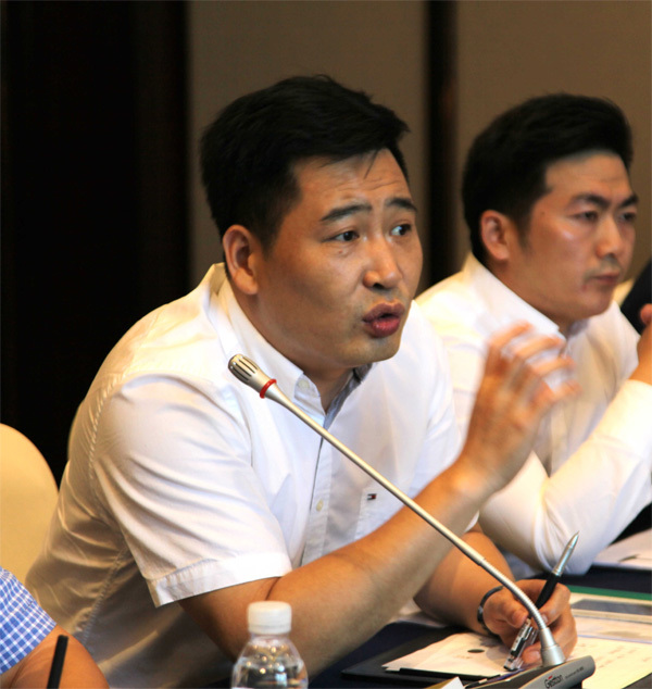 湖南山建工程機械有限公司董事長歐中平講述公司的實際情況以及發(fā)展中面臨的諸多問題，并著重提出了在人力資源管理等方面遭遇的困惑。