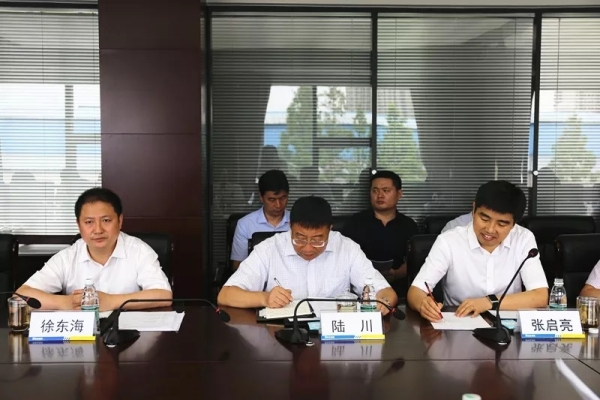 徐州市副市長(zhǎng)徐東海、徐工機(jī)械總裁陸川、徐工信息總經(jīng)理張啟亮等出席座談會(huì)并作匯報(bào)