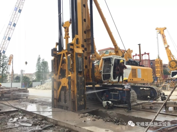 圖為寶峨MC 96 / BC 40、BCS 40雙輪銑槽機和GB 50液壓抓斗在施工現(xiàn)場