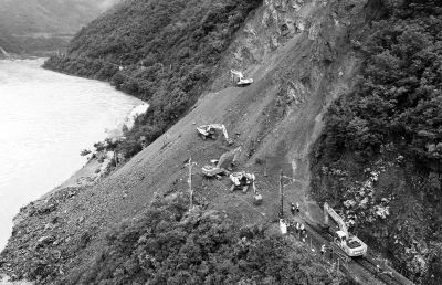 山體崩塌寶成鐵路15趟列車停運