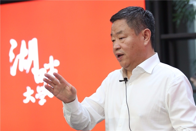中化集團(tuán)董事長寧高寧在湖畔大學(xué)為企業(yè)家學(xué)員授課