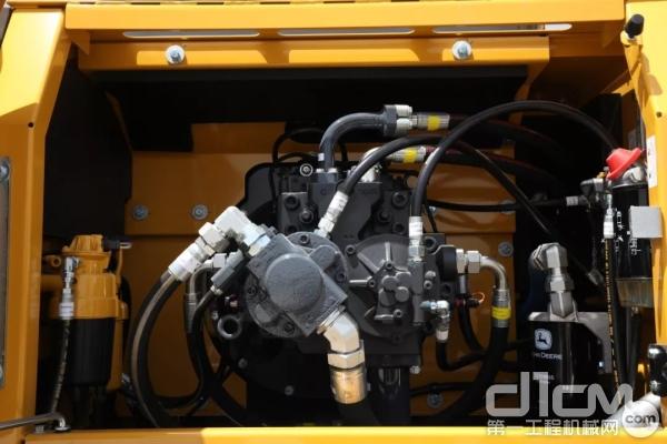 E400LC挖掘機搭載了約翰迪爾PowerTechTM系列的9升高功率版發(fā)動機
