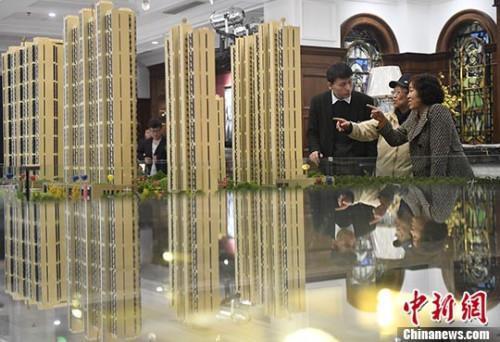 資料圖：置業(yè)顧問為民眾推薦商品房戶型。 中新社記者 韋亮 攝