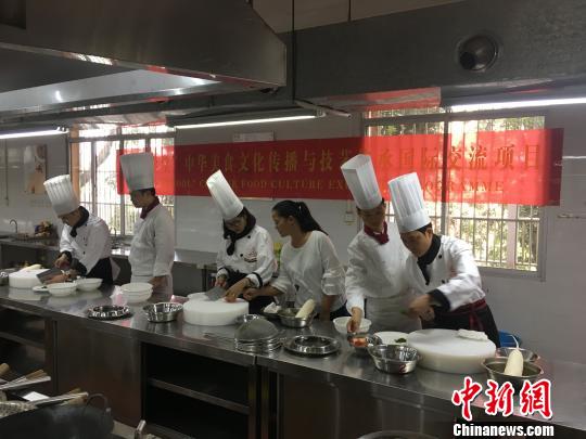 圖為“伊尹學堂”烹飪技能師資培訓班現(xiàn)場。　蔣梅玲 攝