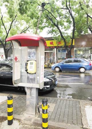 城市公用電話亭乏人問津 拆撤還是“變身”？