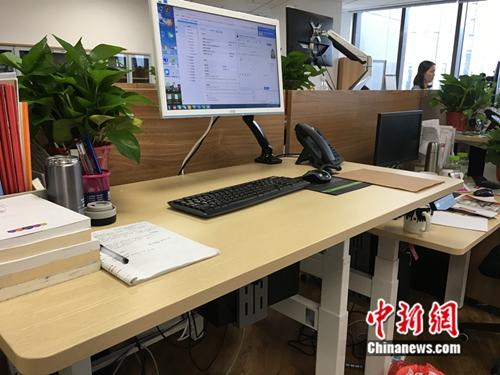 圖為智能化升降桌。林波攝