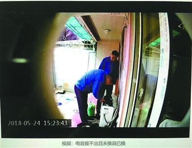 360平臺上搜到的維修人員試圖拔電容未果，事后卻聲稱電容已換。
