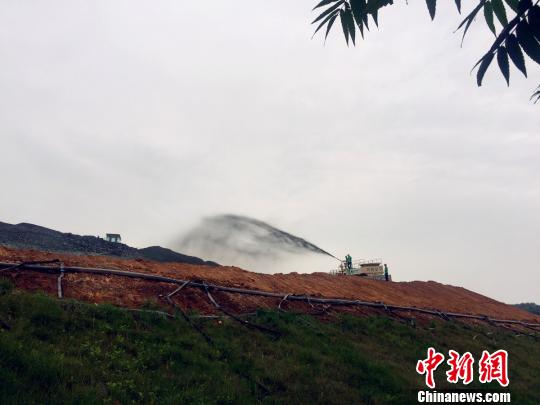自下而上，由綠黃黑三種顏色構(gòu)成，也正是矸石山治理過程的變化軌跡?！∪嘻惸?攝