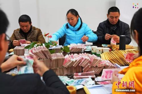 資料圖：一公司為農(nóng)民工發(fā)工資。曹禮達 攝