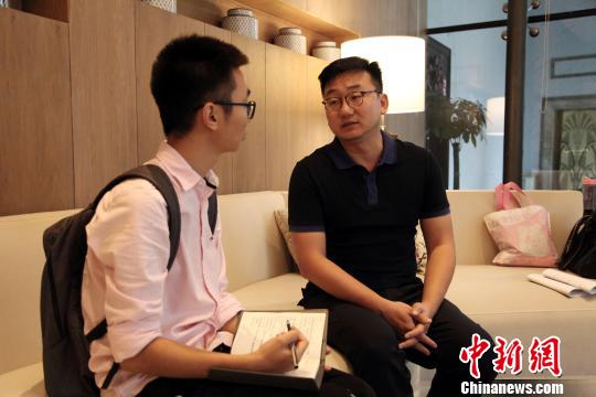 圖為寶島車業(yè)集團有限公司總經(jīng)理楊波接受中新網(wǎng)記者采訪。　瞿宏倫 攝