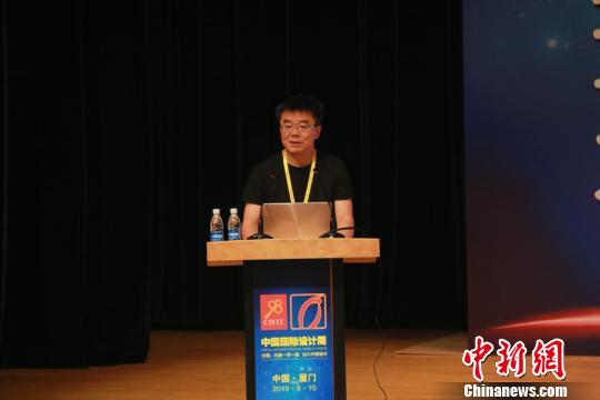西安科技大學(xué)建筑學(xué)院原院長、教授劉克成先生認(rèn)為，中國建筑師應(yīng)該積極做好充分的準(zhǔn)備，在基于自身優(yōu)秀文化的基礎(chǔ)上，走出一條獨特的現(xiàn)代化建筑設(shè)計道路。　陳麗霞 攝