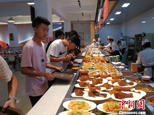 蘭州中學(xué)食堂開(kāi)啟“智慧升級(jí)” 模式：自助選餐刷臉支付