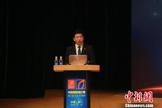 中國國際設(shè)計周組委會執(zhí)行主任、福建省室內(nèi)設(shè)計師協(xié)會會長林潤希望以中國設(shè)計品牌人物為主推動出口中國設(shè)計計劃，共建一帶一路、出口中國設(shè)計?！￡慃愊?攝