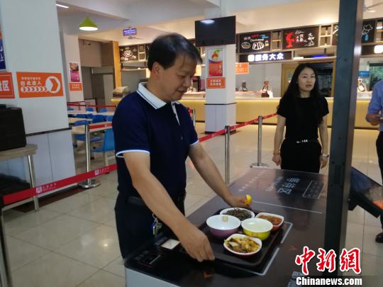 圖為西北師范大學附屬中學教師體驗刷臉快捷支付?！＄娦?攝