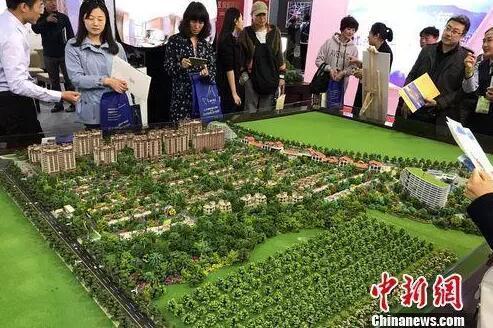 民眾在2017年北京春季房展會上的某樓盤展臺咨詢。中新網(wǎng) 程春雨 攝