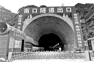 京張高鐵北京段首條隧道貫通