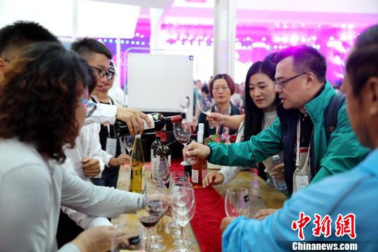 展覽會(huì)現(xiàn)場(chǎng)，觀眾品嘗參賽葡萄酒。　李佩珊 攝