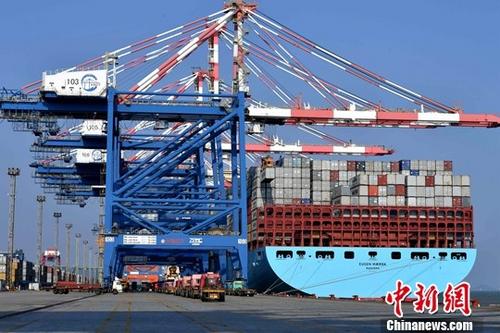 資料圖：繁忙的廈門集裝箱碼頭。 中新社記者 王東明 攝