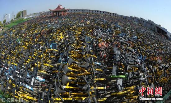 堆積成山的共享單車