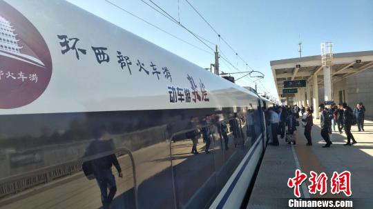 圖為D4083/2次列車(chē)開(kāi)行后抵達(dá)玉門(mén)站?！●R勇強(qiáng) 攝