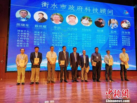 衡水市市長呂志成(中)為聘請的千人專家頒發(fā)了衡水市政府科技顧問證書后與專家們合影。　崔志平 攝