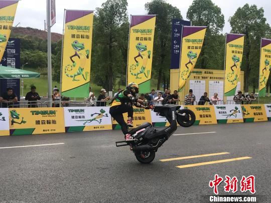 圖為摩博會上舉行的摩托車特技大賽。　鐘旖 攝