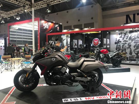 圖為第十六屆中國國際摩托車博覽會上的參展摩托車。　鐘旖 攝