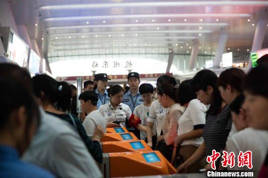 國(guó)慶首日長(zhǎng)三角鐵路發(fā)客300萬人次 再創(chuàng)單日紀(jì)錄