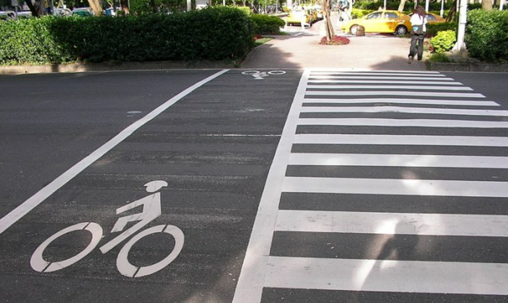 立陶宛新規(guī):行人過馬路禁用手機(jī) 違者最高罰40歐元