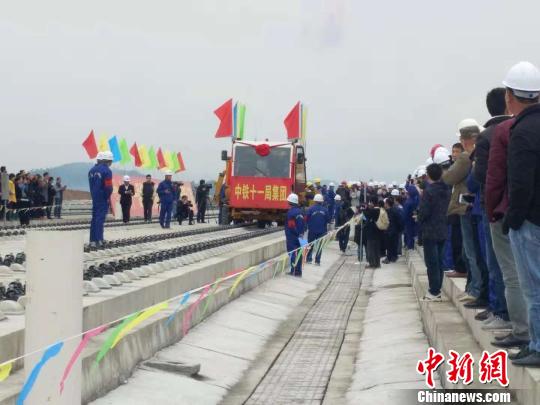 成貴鐵路云(南)貴(州)段正線開始鋪軌?！∴嵳錁s 攝