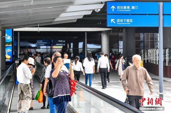 港珠澳大橋喜迎首批客  通車(chē)首日將逾3萬(wàn)人抵港