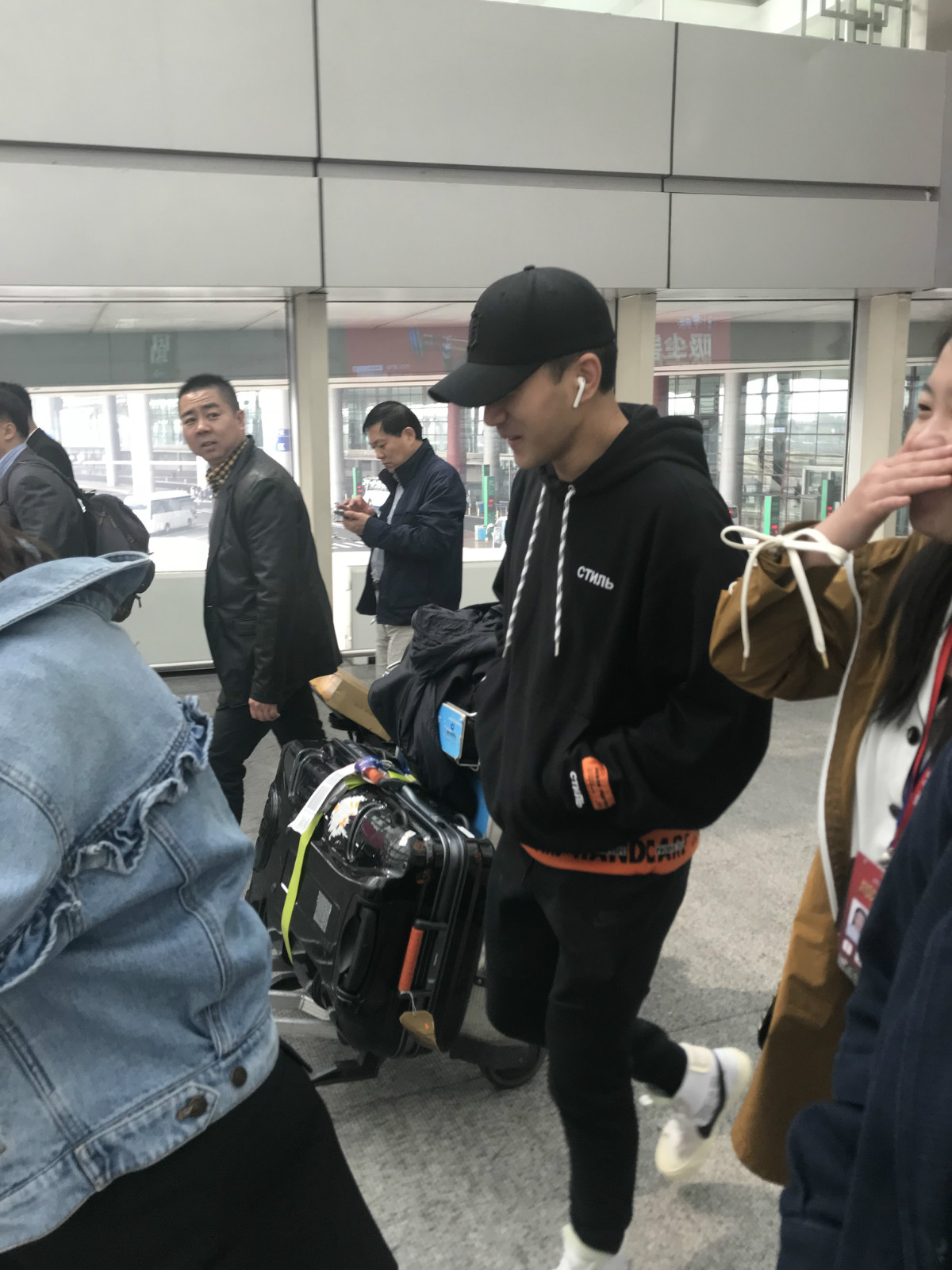詐捐風波何時結(jié)束？劉愷威未受影響抵京參加綜藝錄制
