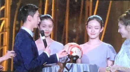 如愿以償！迷弟冬奧會冠軍武大靖為女神江疏影頒獎