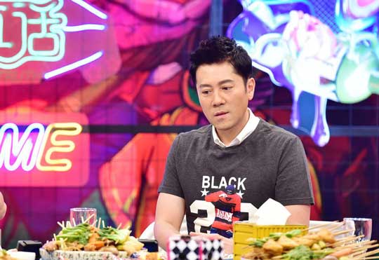 《舉杯呵呵喝》何潔尺度大開 問蔡國慶是否穿內(nèi)衣