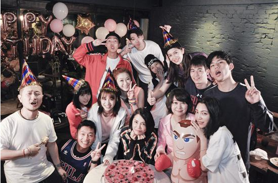 柴智屏私人生日會曝光！鮮肉齊聚享受女王待遇