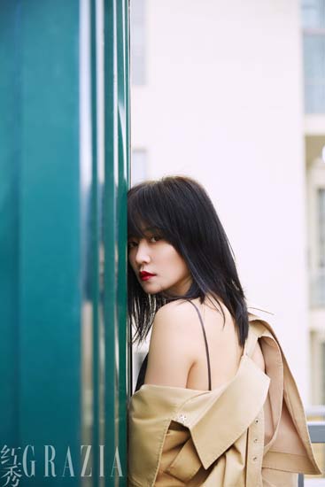 譚卓示范OL穿搭 “文藝女神”優(yōu)雅秀美背