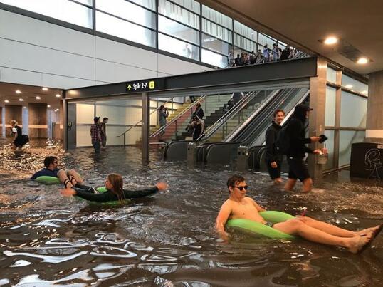 瑞典暴雨車站秒變泳池 市民攜充氣裝備玩很嗨