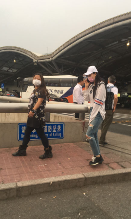 電話那頭會是誰？ 張馨予輕裝回京大煲電話粥