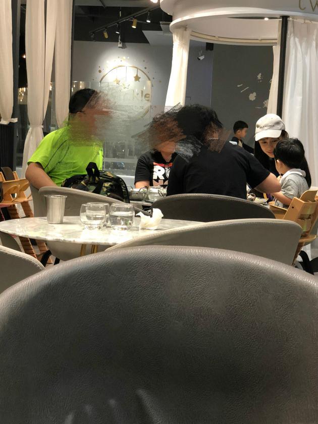 網(wǎng)友偶遇baby帶小海綿用餐  