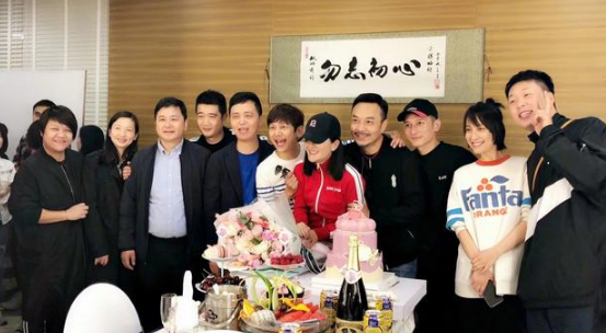 辣媽謝娜產(chǎn)后復(fù)出 汪涵探班與快樂家族合影