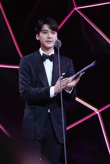 李易峰獲“觀眾喜愛男演員”“最具人氣男演員”雙殊榮