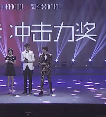 向左轉(zhuǎn)！活動(dòng)現(xiàn)場(chǎng)劉昊然搞笑上演軍訓(xùn)后遺癥