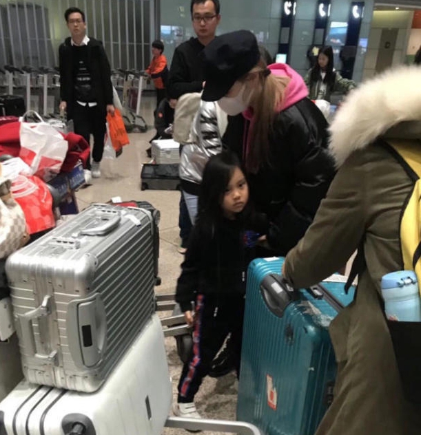 李小璐帶女兒游日本不見賈乃亮 甜馨愈發(fā)漂亮