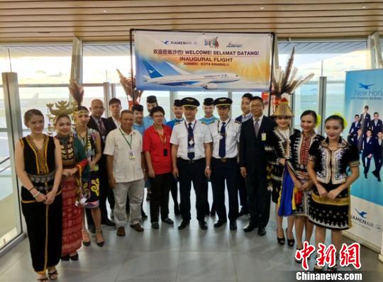 沙巴當?shù)孛癖娭厣褡宸棜g迎首航航班?！＄娦?攝