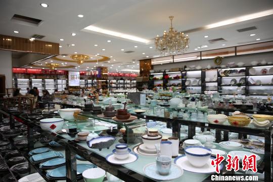 市場內(nèi)的陶瓷用品區(qū)。高橋大市場供圖