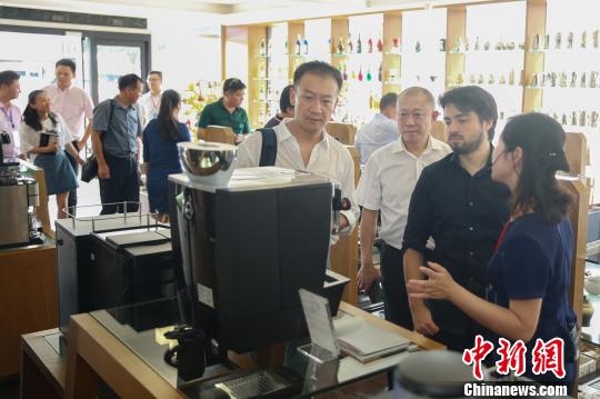 采購商們在市場內(nèi)的咖啡館參觀。高橋大市場供圖